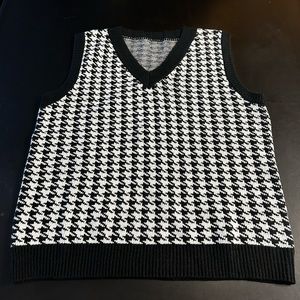 Sweater vest houndstooth pattern.